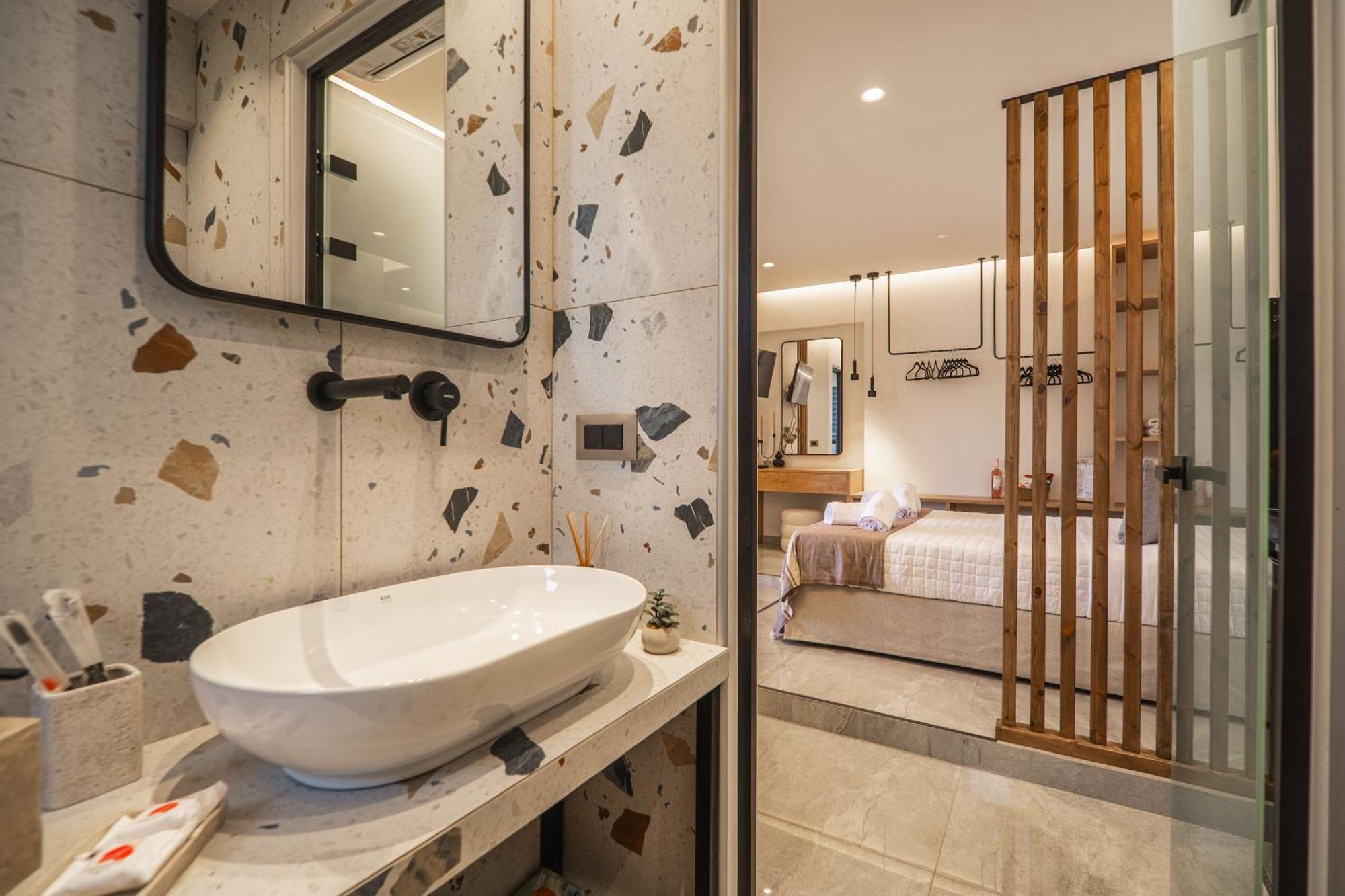 Eros Luxury Suites 罗希姆诺 外观 照片