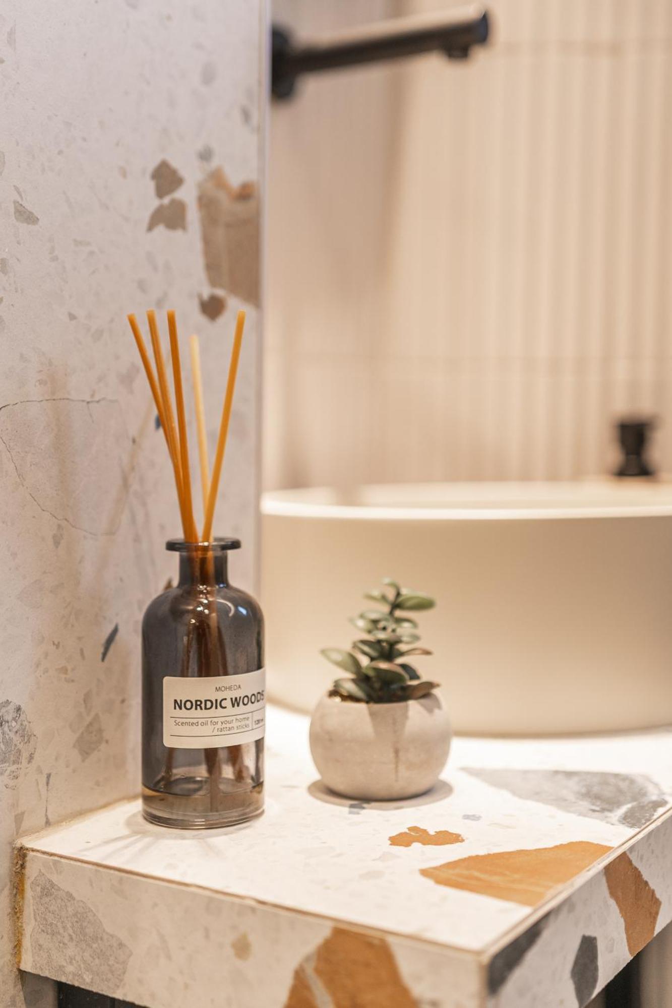 Eros Luxury Suites 罗希姆诺 外观 照片