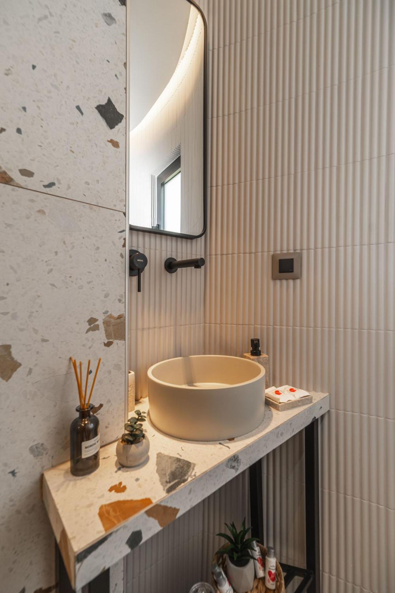 Eros Luxury Suites 罗希姆诺 外观 照片