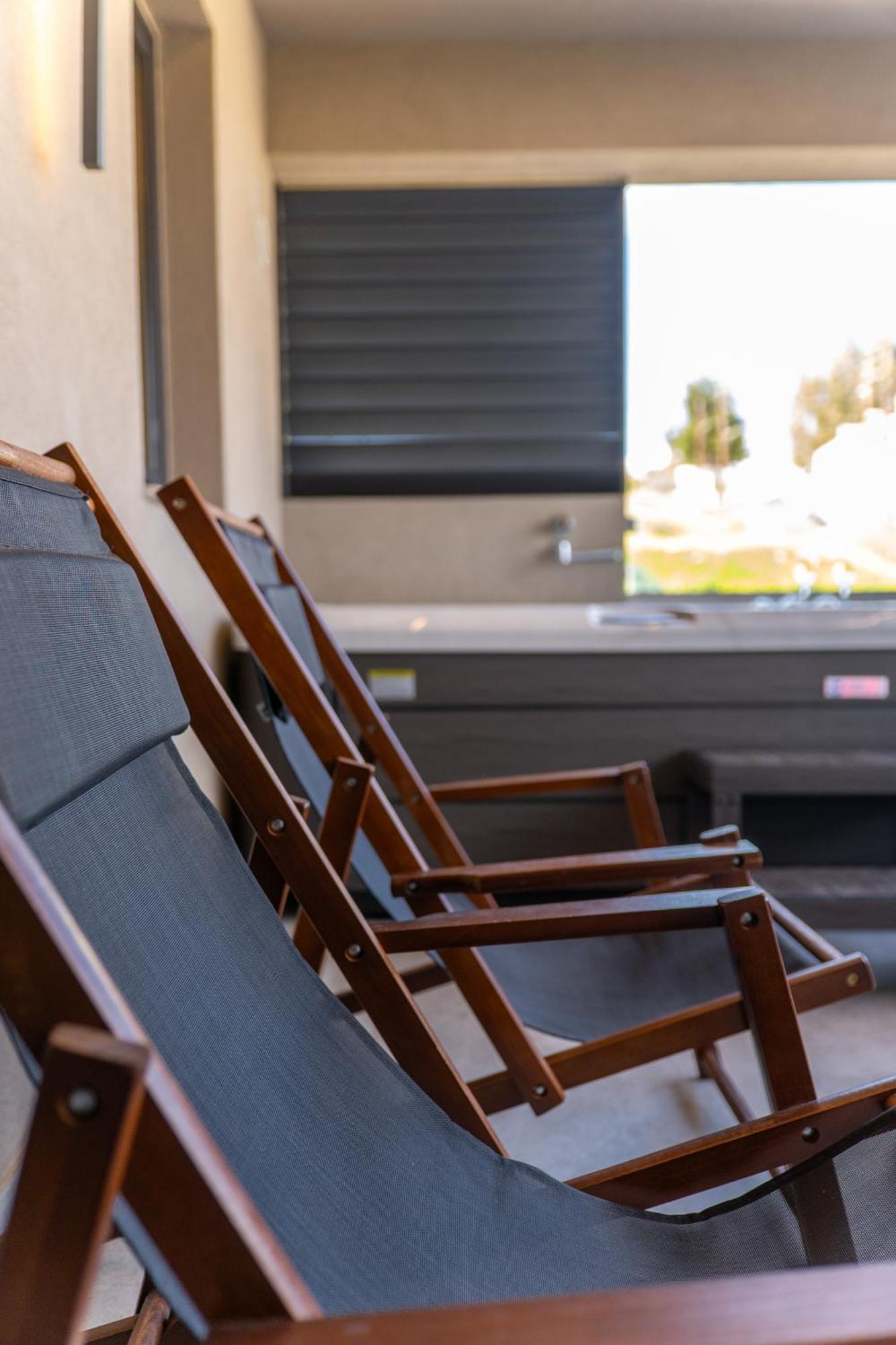 Eros Luxury Suites 罗希姆诺 外观 照片